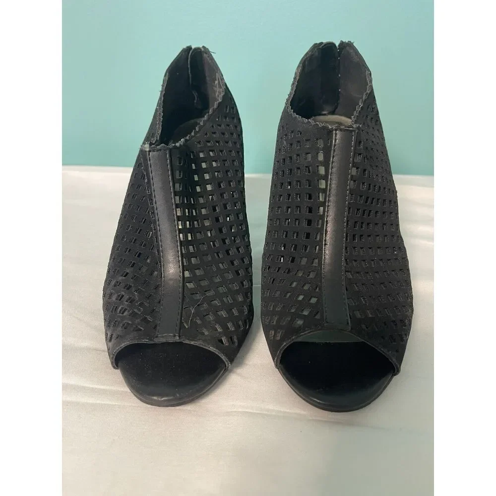 Black Faux Suede Cutout Slingback Block‎ Heel Size 8. S-330